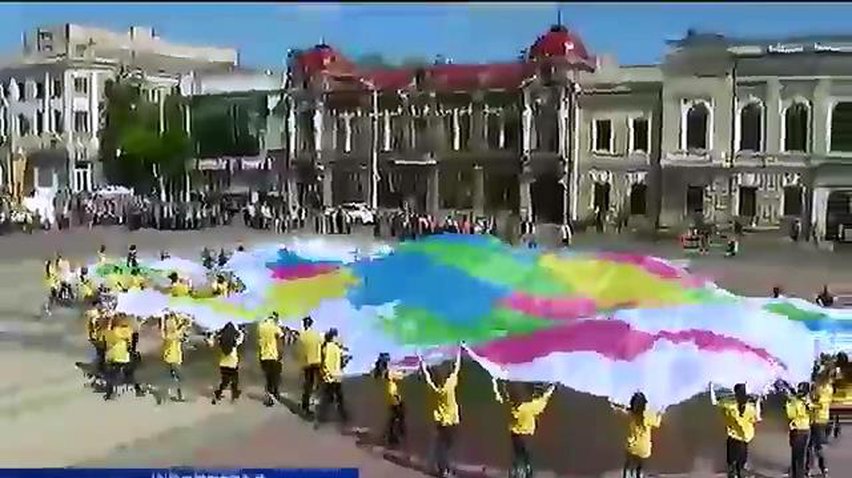В Кировограде прошел детский флешмоб в поддержку единства Украины