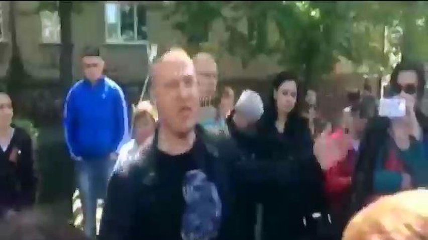 В Луганске пророссийские активисты собрались под областным управлением милиции.