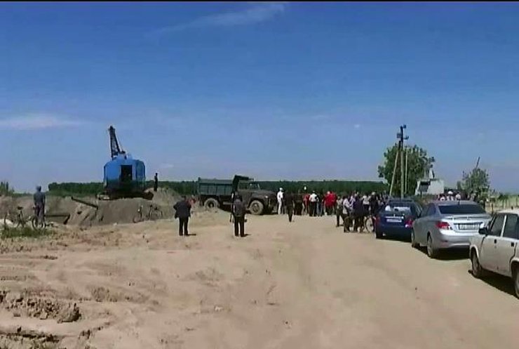 Закарпатские селяне заблокировали работу песчаного карьера