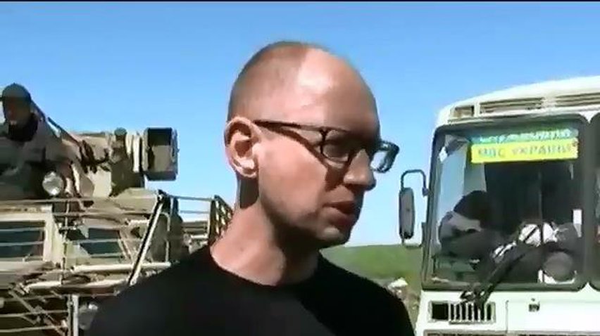 Яценюк объявил о "серьезной модернизации" и подарил военным 4 БТР (видео)