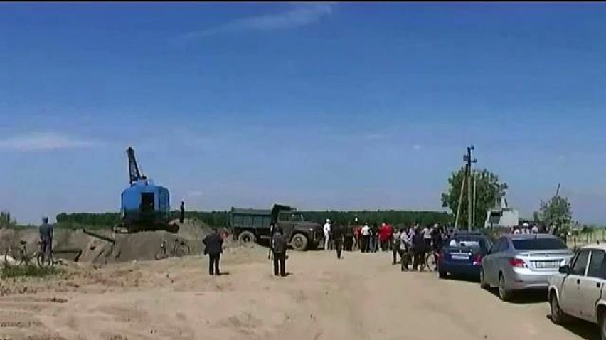 Закарпатские селяне заблокировали работу песчаного карьера