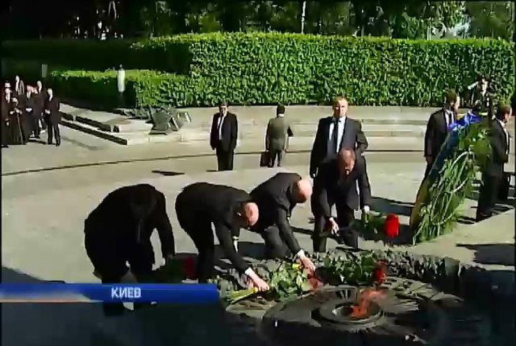 Киевляне возложили цветы к памятнику Неизвестному солдату (видео)