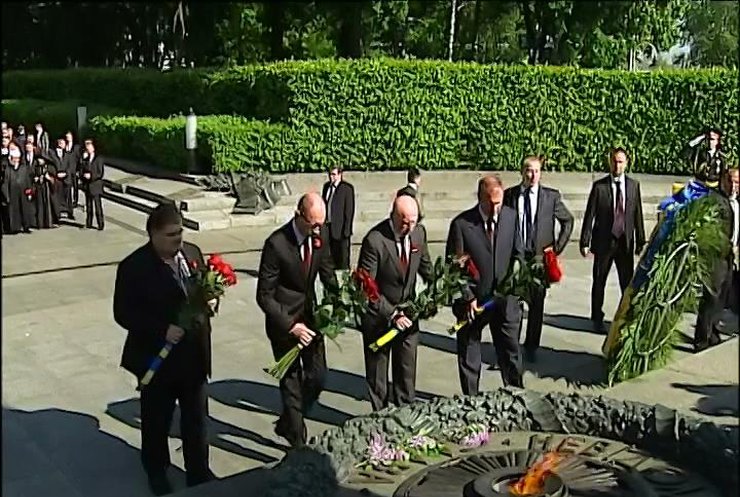 В столичном парке Славы политики почтили память павших (видео)