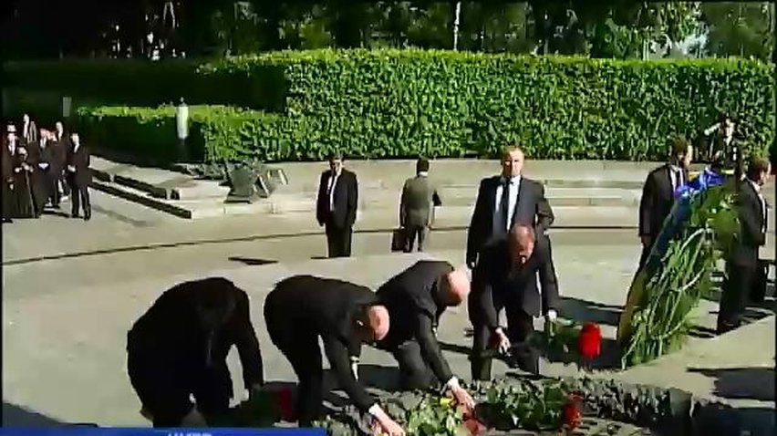 Киевляне возложили цветы к памятнику Неизвестному солдату (видео)