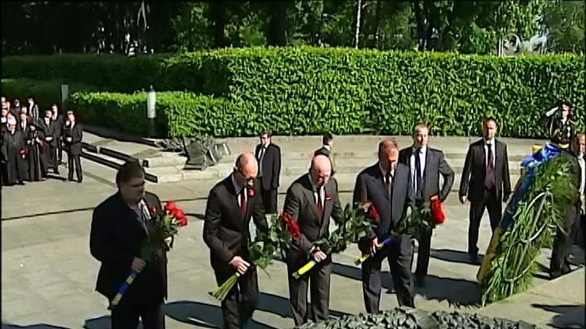 В столичном парке Славы политики почтили память павших (видео)
