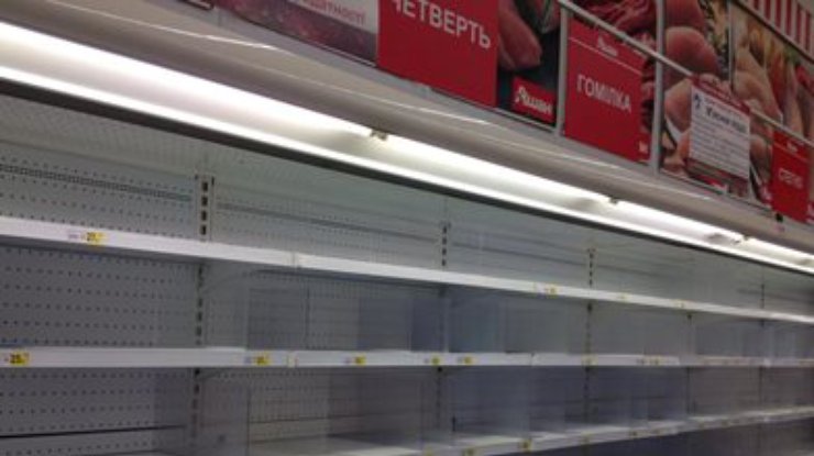 Жители Донецка сметают продукты с полок супермаркетов (фото)
