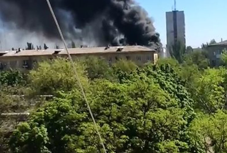 В горисполкоме Мариуполе горят верхние этажи (фото, видео)