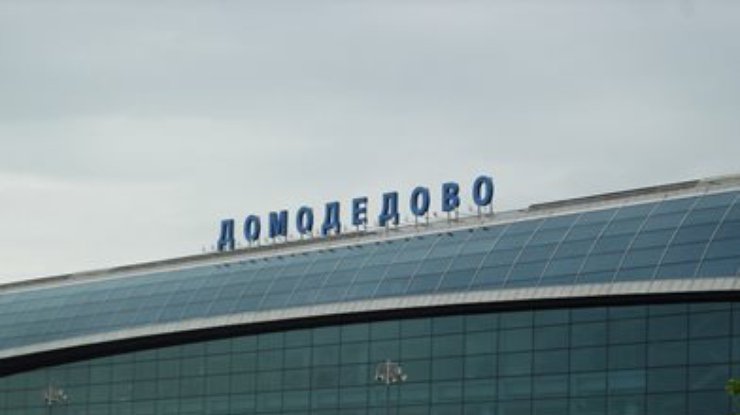 В аэропорту Москвы стюардесса выпала из самолета