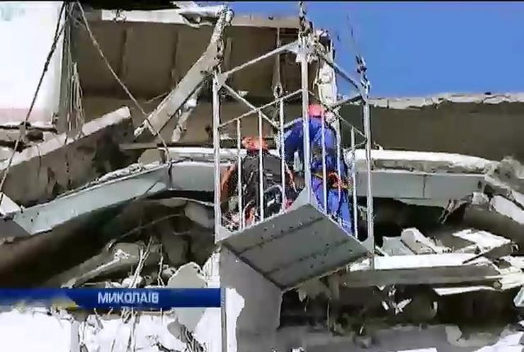 В Николаеве спасатели вытащили из-под завалов женщину (видео)