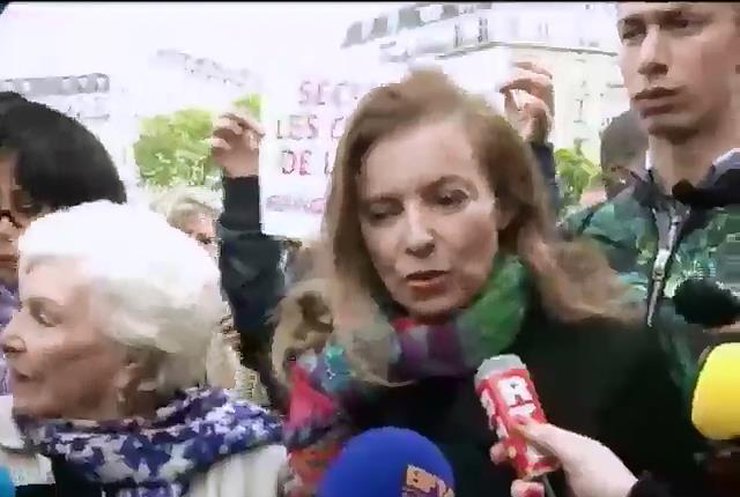 Экс-первые леди Франции призвали освободить нигерийских детей из рук исламистов