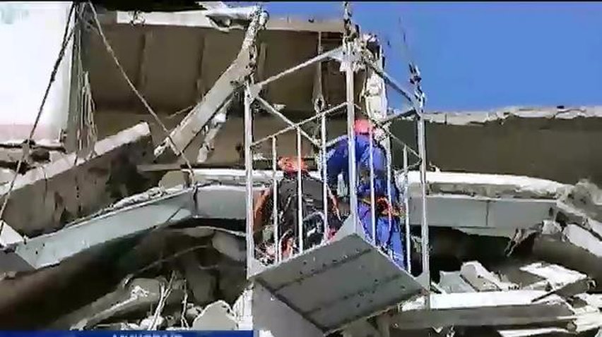 В Николаеве спасатели вытащили из-под завалов женщину (видео)