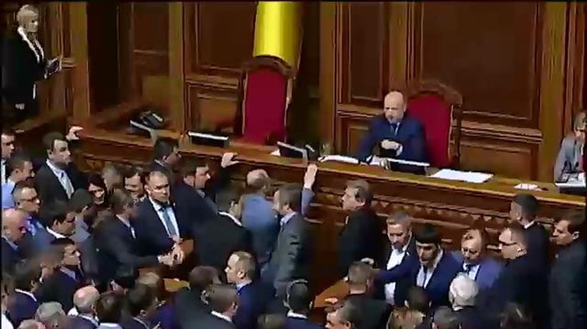 Депутаты чуть не подрались из-за Донбасса