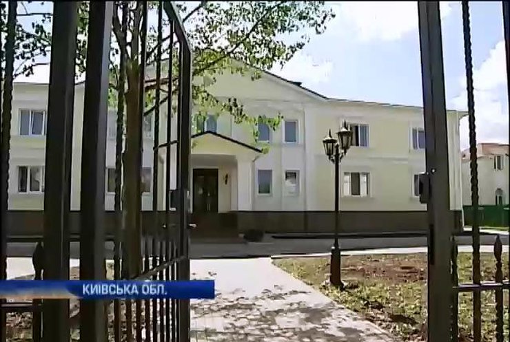 Беженцев из Крыма и Донбасса поселили в Межигорье (видео)