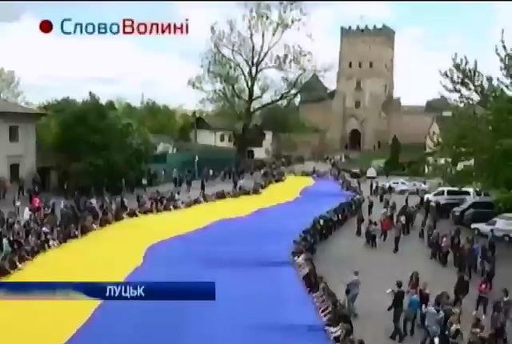 В Луцке развернули 40-метровый флаг Украины