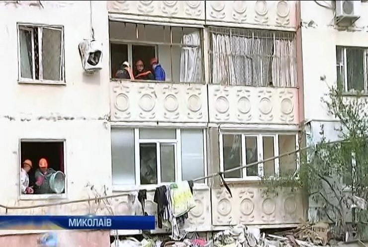Спасатели ищут пострадавших на первых этажах разрушенного дома в Николаеве