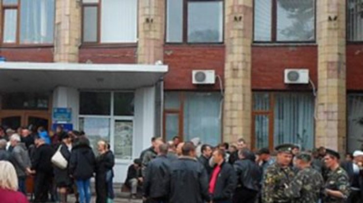 Казаки блокируют подготовку избиркома Красного Луча к выборам президента Украины