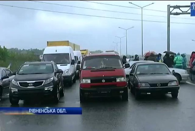 На трассе Киев-Чоп из-за активистов образовалась 30-километровая пробка