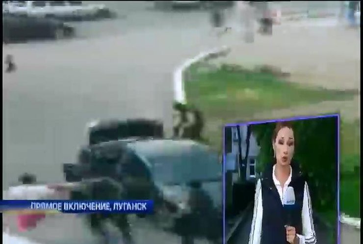Вооруженные террористы хватают и увозят на беседу луганчан (видео)