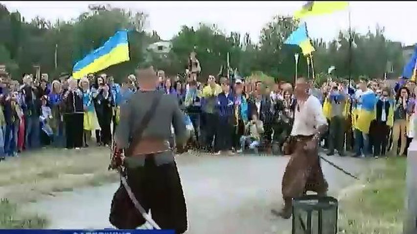 В Запорожье прошел парад флагов с козаками и театрализованным действием