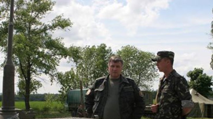 Аваков побывал на блокпостах Луганской области (фото)