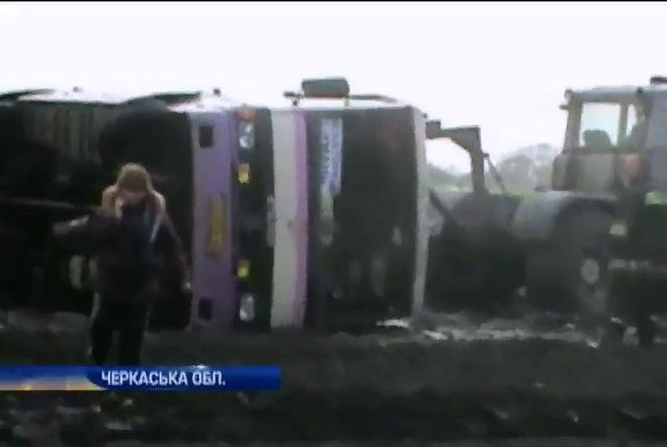 На Черкасчине смерч снес в кювет пассажирский автобус (видео)