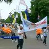 Почти 500 человек в Черкассах прошли парадом в вышиванках