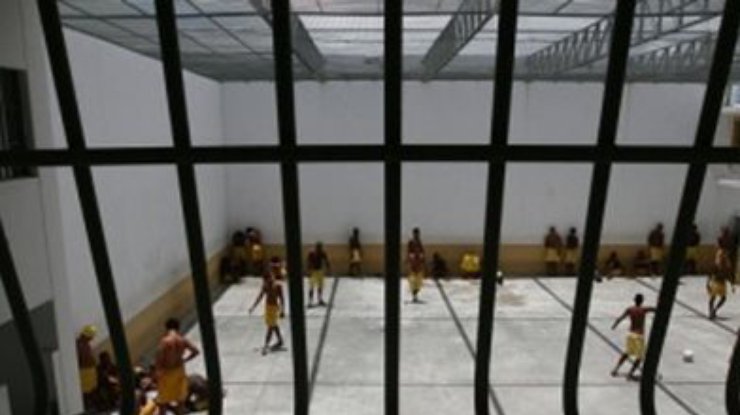 Заключенные в Бразилии взяли в заложники 122 человека