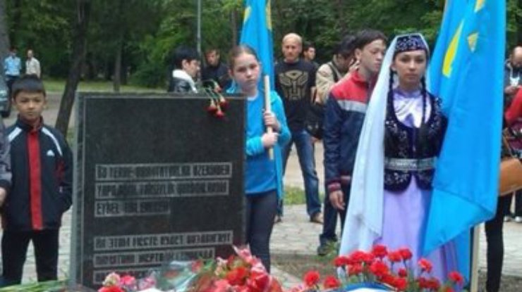 Траурный молебен крымских татар в Симферополе проходит под присмотром ФСБ (фото)