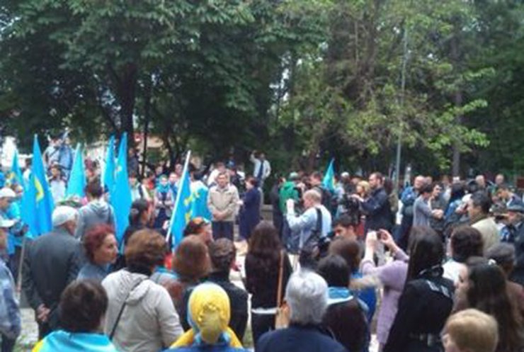 Около 60 тысяч крымских татар вышли на траурные митинги в Крыму (видео)