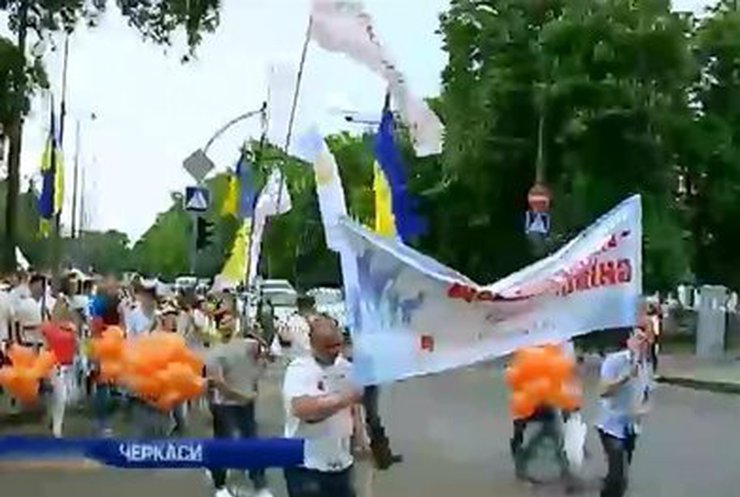 Почти 500 человек в Черкассах прошли парадом в вышиванках