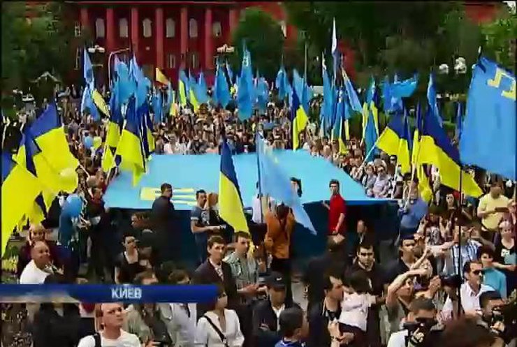 Крымские татары пикетировали посольство России в Киеве (видео)