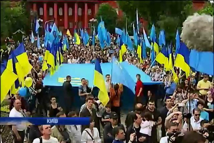 Российские дипломаты проигнорировали митинг татар у посольства в Киеве (видео)