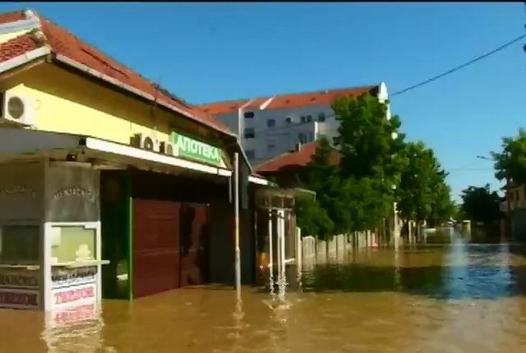 Мир в кадре: Взрывы в метро и Балканы под водой