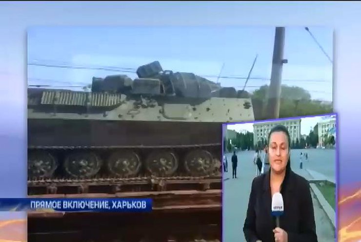 Под Харьковом прошел длинный состав с военной техникой и солдатами (видео)