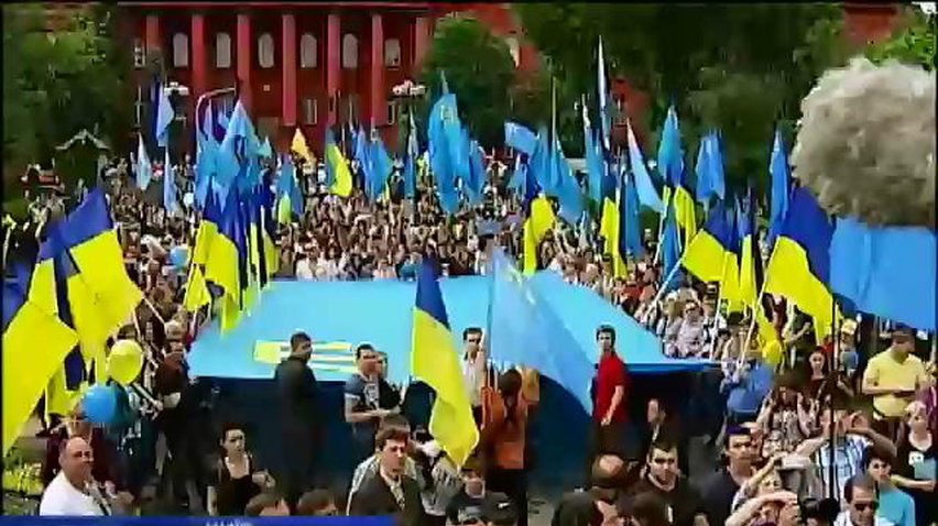 Российские дипломаты проигнорировали митинг татар у посольства в Киеве (видео)