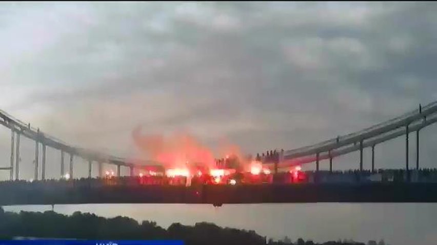Ультрас зажгли тысячи файеров на пешеходном мосту в Киеве