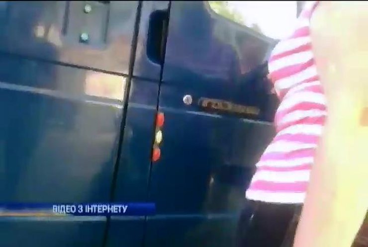 Разозленные женщины Краматорска криками прогнали сепаратистов (видео)
