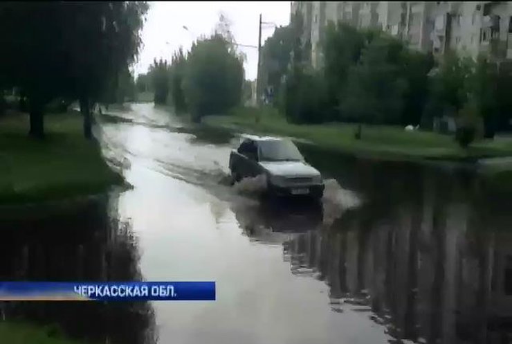 Проливные дожди второй день топят Черкассы (видео)