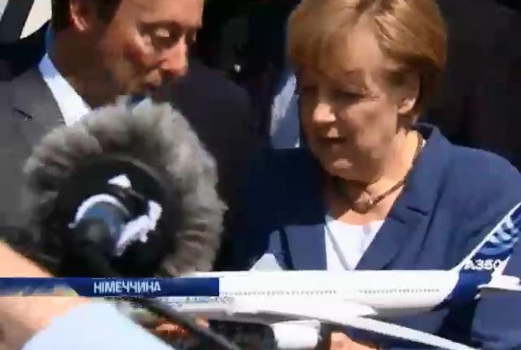 Ангела Меркель открыла старейший в мире аэрокосмический салон