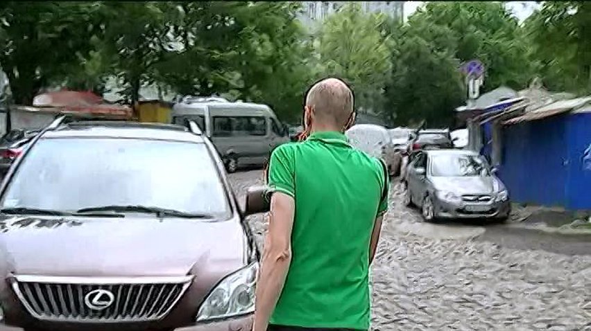 Активисты потребовали запретить движение транспорта по Андреевскому спуску