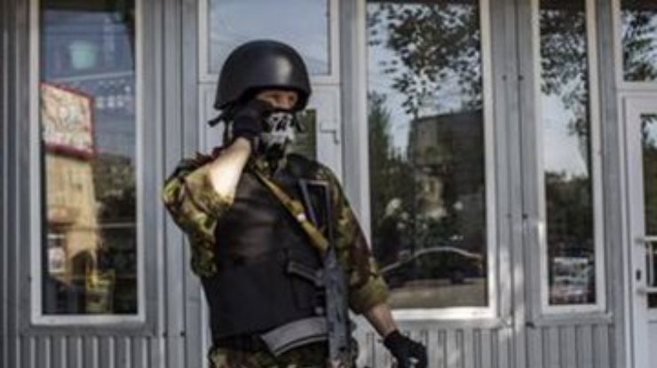 Террористы нападают на избиркомы в Донецке: Изымают технику, жгут материалы
