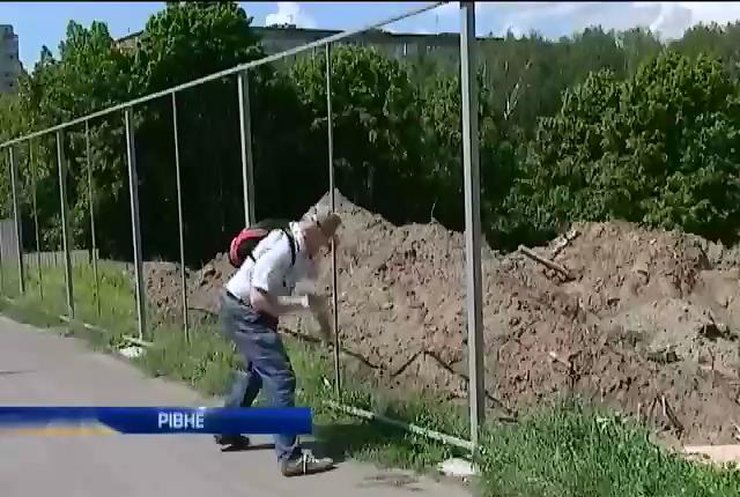 Ривненские активисты снесли забор вокруг стройки на Холме Славы