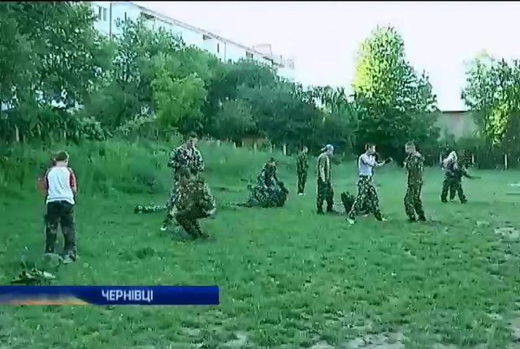 На Буковине детей учат рукопашному бою и владению оружием (видео)