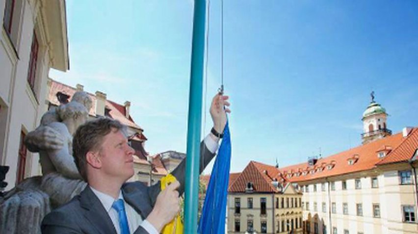 Мэры Праги и других городов Чехии подняли флаги Украины (фото, видео)