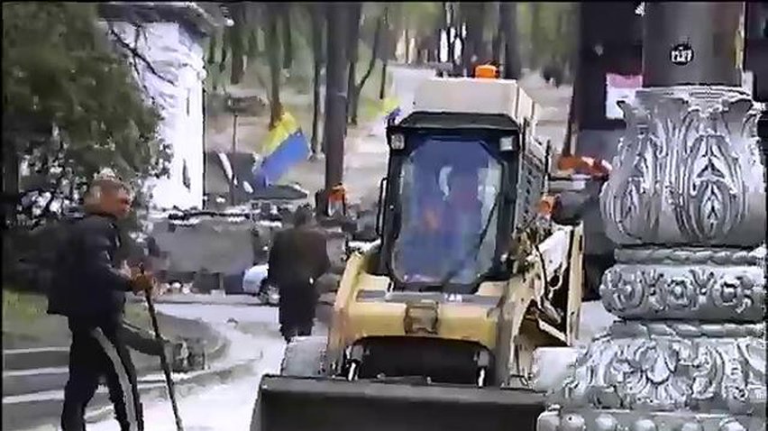 Самоборона расчистит баррикады у стадиона "Динамо"