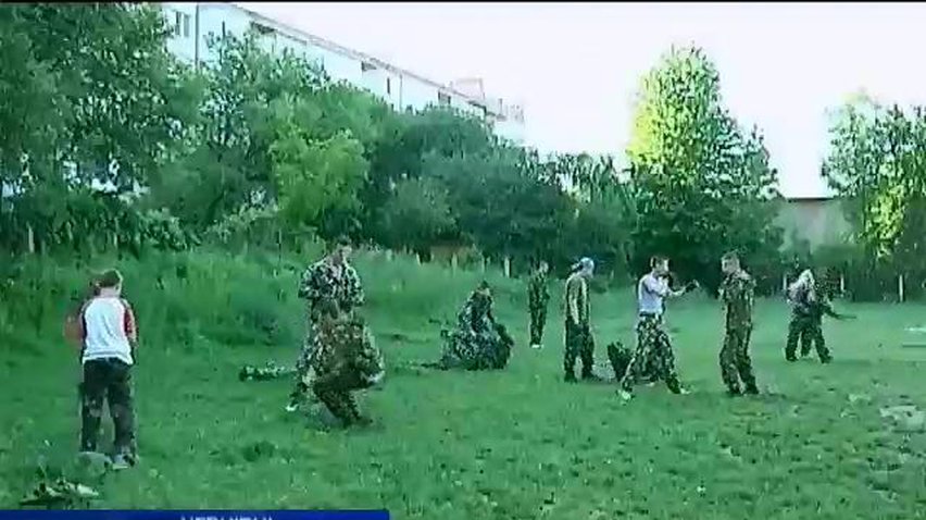 На Буковине детей учат рукопашному бою и владению оружием (видео)