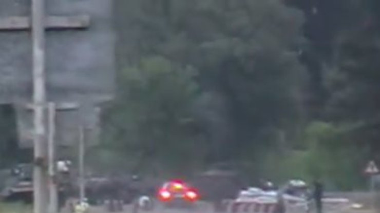 На блокпосте Старая Краснянка в Луганской области расстреляли тонированную "Шкоду" (видео)