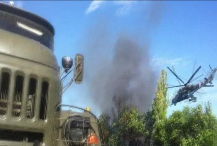 Как неизвестный вертолет обстреливал украинских военных (видео)
