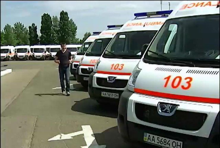 Под выборы в Киеве раздают кареты скорой помощи