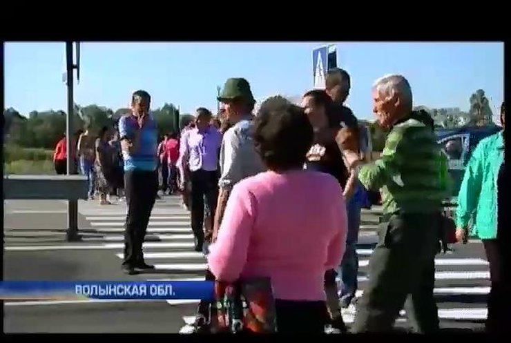 На Волыни перекрыли Варшавскую трассу, требуя вернуть солдат из Донбасса  (видео)
